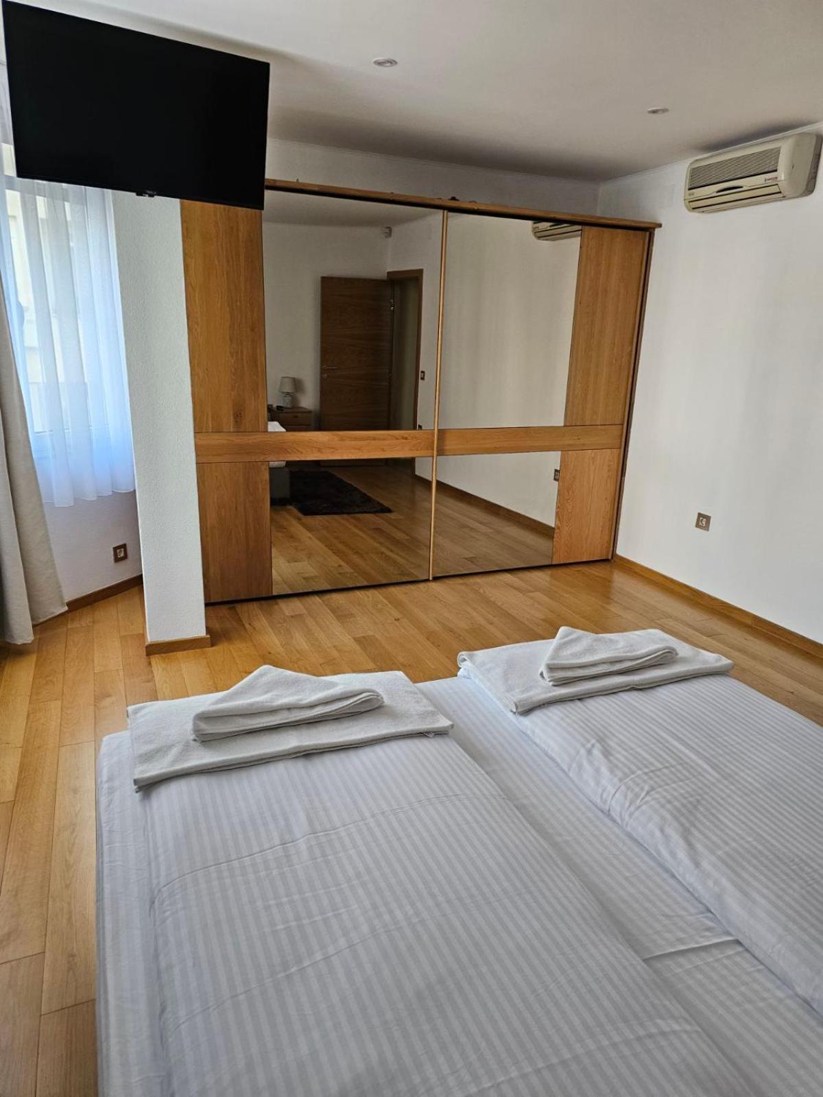 Apartman Centar Bulevar Ex Sa Garazom 바냐루카 외부 사진